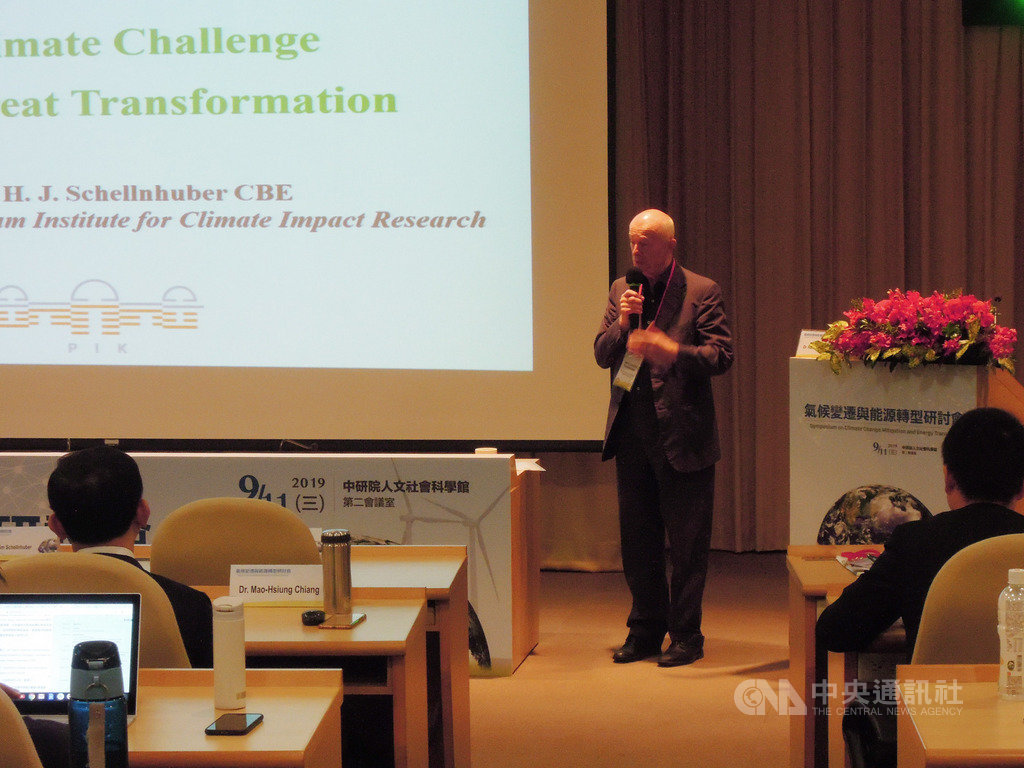 國際知名氣候變遷專家宣胡博(Hans Joachim Schellnhuber)(中)11日在研討會中以「氣候挑戰與巨大轉型」專題演講,他指出,全球經過調查跟研究發現,核能價格持續升高,再生能源則降低,台灣想讓核電退役的方向是對的。中央社記者吳欣紜攝 108年9月11日