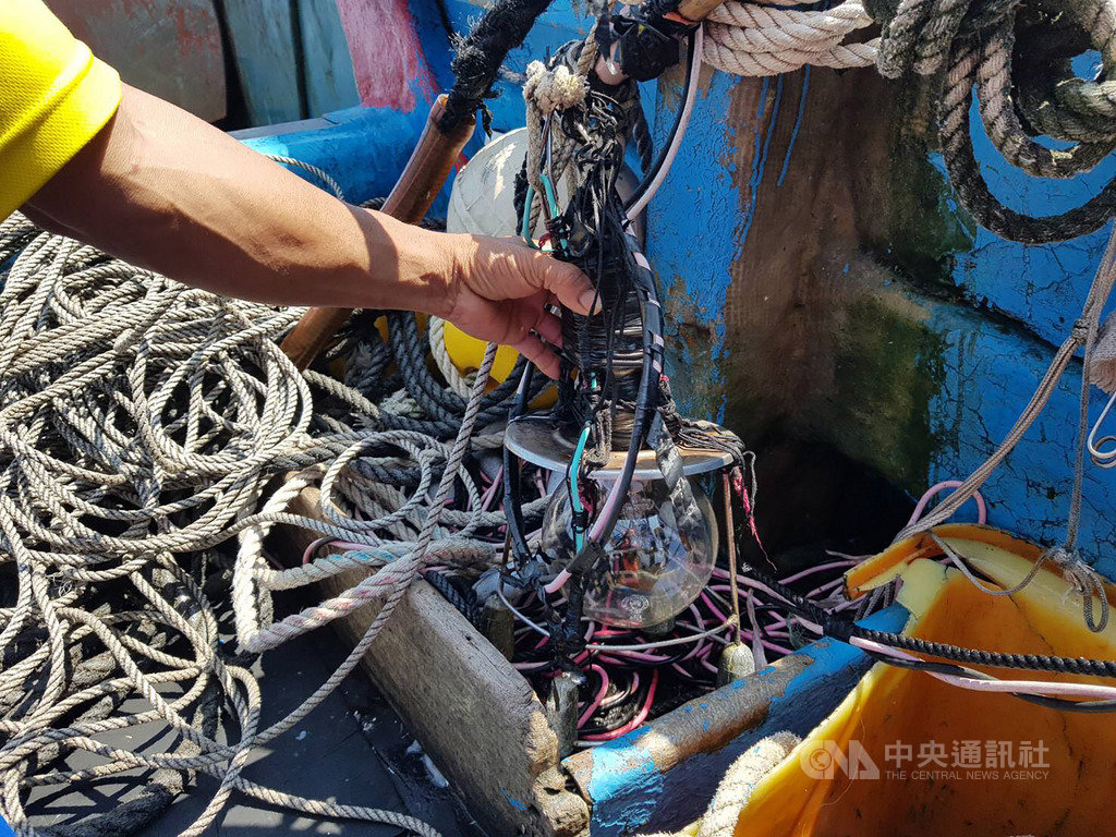 新北市深澳籍漁船「漁慶16號」在東引作業時,網具遭中國大陸籍漁船拖走損毀,海巡隊趕赴查處,發現「漁慶16號」3具集魚燈損毀、圍網漁具全損。經協調,陸船同意以新台幣45萬元賠償和解。(馬祖海巡隊提供)中央社 108年9月11日