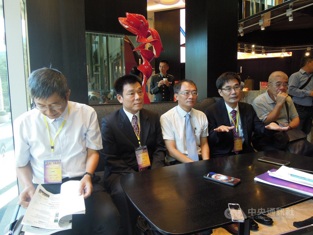 勞動部11日舉行「職業安全衛生優良單位五星獎」暨「公共工程金安獎」頒獎典禮,其中公路總局第二區養護工程處的「台14線39K育樂橋P4~P6橋基改建工程」獲得特優獎項,是金安獎開辦以來第一個獲得特優的工程。圖為此工程相關單位人員受訪。中央社記者吳欣紜攝 108年9月11日