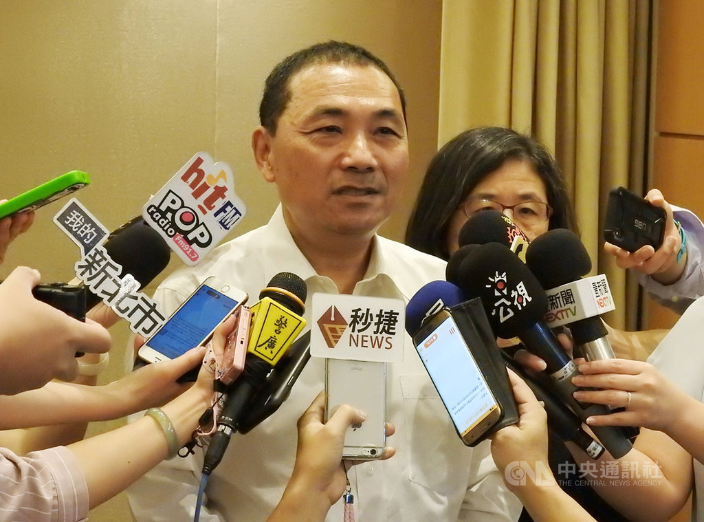新北市長侯友宜(前)11日在市政會議後宣布,將在三重碧華國中舊校址、中和積穗國中旁國有地,規劃包含食衣住行育樂醫養All in one的「長照綜合園區」。中央社記者王鴻國攝 108年9月11日
