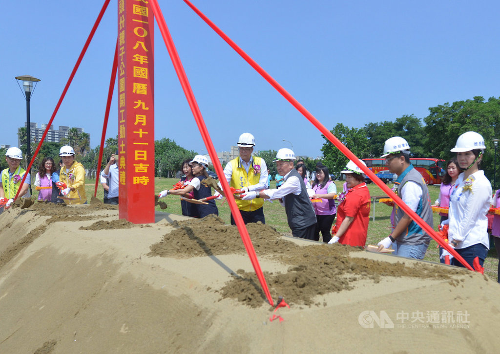 苗栗縣長徐耀昌(前右4)11日出席「竹南頭份親子公園動土典禮」,預計打造苗栗第2座親子遊樂公園,工期暫定為180個工作天。中央社記者管瑞平攝 108年9月11日