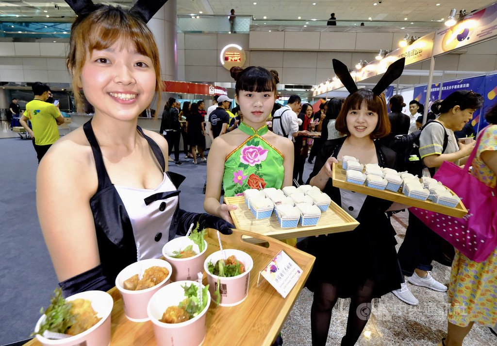 為推廣台灣美食,桃園國際機場公司11日特別在航站內舉辦美食及伴手禮推廣活動,各家免稅店與機場美食盡出,讓國界邊境香氣四溢。中央社記者邱俊欽桃園機場攝 108年9月11日