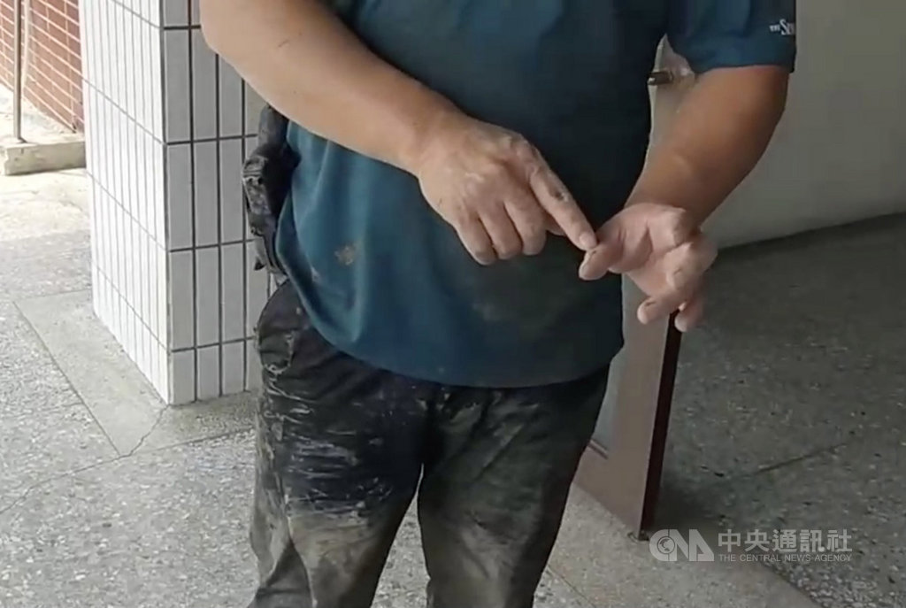 苗栗縣警察局苗栗分局偵查隊員警11日追捕巫姓毒品通緝犯,過程中,偵查隊小隊長劉文兆發現巫男拔槍上膛準備開槍,緊急伸手阻止,手指遭夾傷,所幸最後順利將人逮捕。(翻攝照片)中央社記者管瑞平傳真 108年9月11日