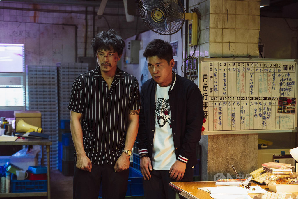 男星邱澤(左)在電影「江湖無難事」中顛覆帥氣形象,喜劇魂爆發,邱澤表示,鏡頭下投入角色的他,連自己都差點認不得。(華映娛樂提供)中央社記者洪健倫傳真 108年9月11日