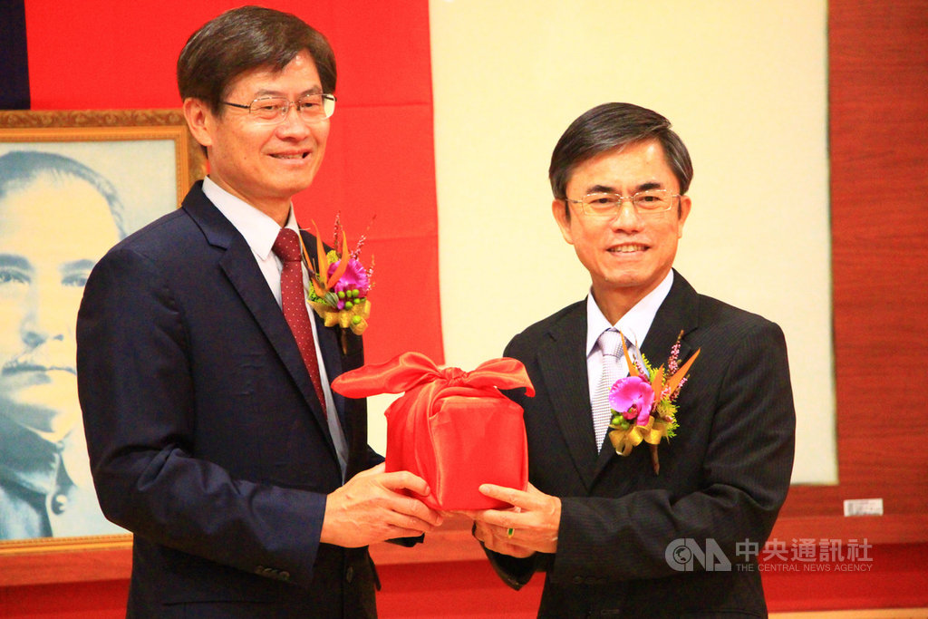 中部科學園區管理局11日舉辦新任局長布達典禮,由科技部政務次長許有進(左)主持,將印信交給新任局長許茂新(右)。中央社記者蘇木春攝 108年9月11日