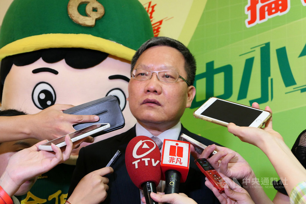 財政部長蘇建榮11日出席「攜手共創中小企業新契機研討會」,受訪時回應,12日將向行政院報告,擬擴大現行中古機車汰舊換新減稅優惠,降低機車族負擔。中央社記者吳佳蓉攝 108年9月11日