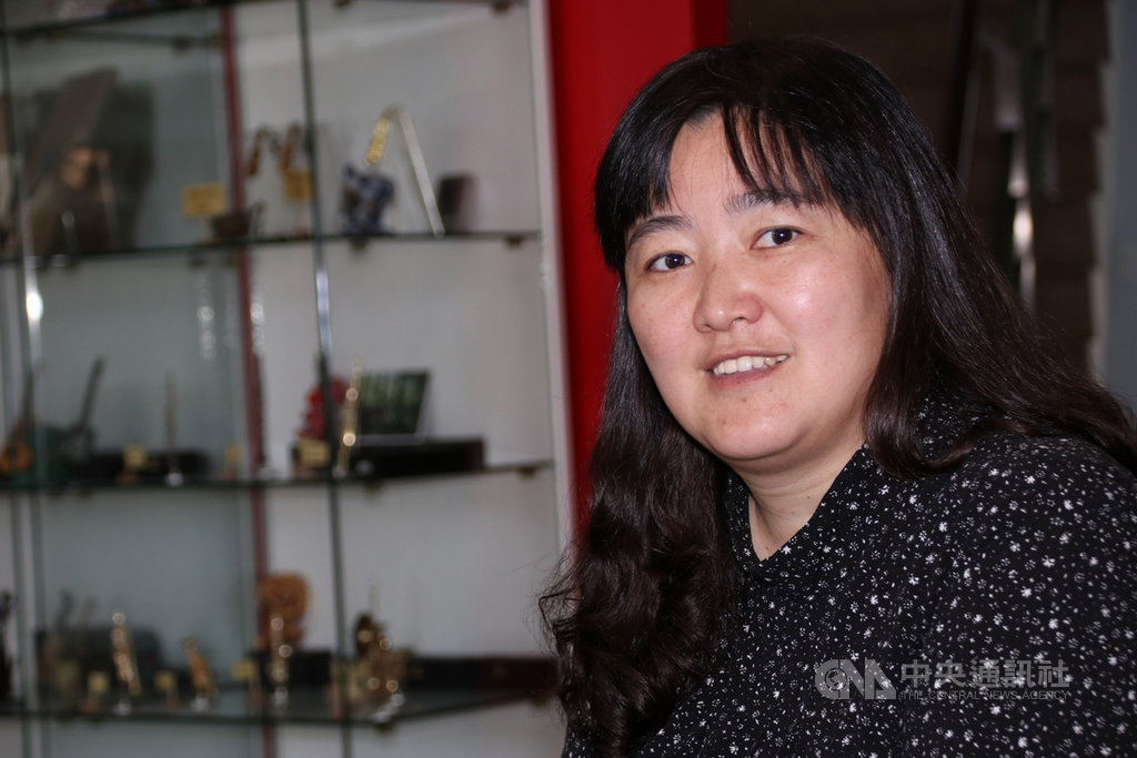 為了落實不一樣教育理念,親愛音樂藝術學校校長陳珮文(圖)辭去原先教職,籌辦音樂學校,學生多來自南投仁愛弱勢山上孩子,盼以音樂與藝術協助發揮潛能。中央社記者蕭博陽南投縣攝 108年9月11日