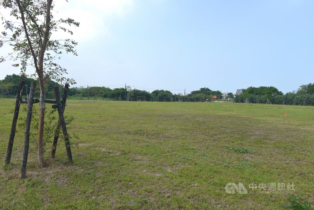 苗栗縣政府在竹南頭份地區打造縣內第2座親子公園,座落在獅山多功能運動公園,11日開工動土,盼能在農曆年前完工,並以「山林綠遊.昆蟲森林樂園」為主題,規畫多項兒童遊具。(苗栗縣政府提供)中央社記者管瑞平傳真 108年9月11日