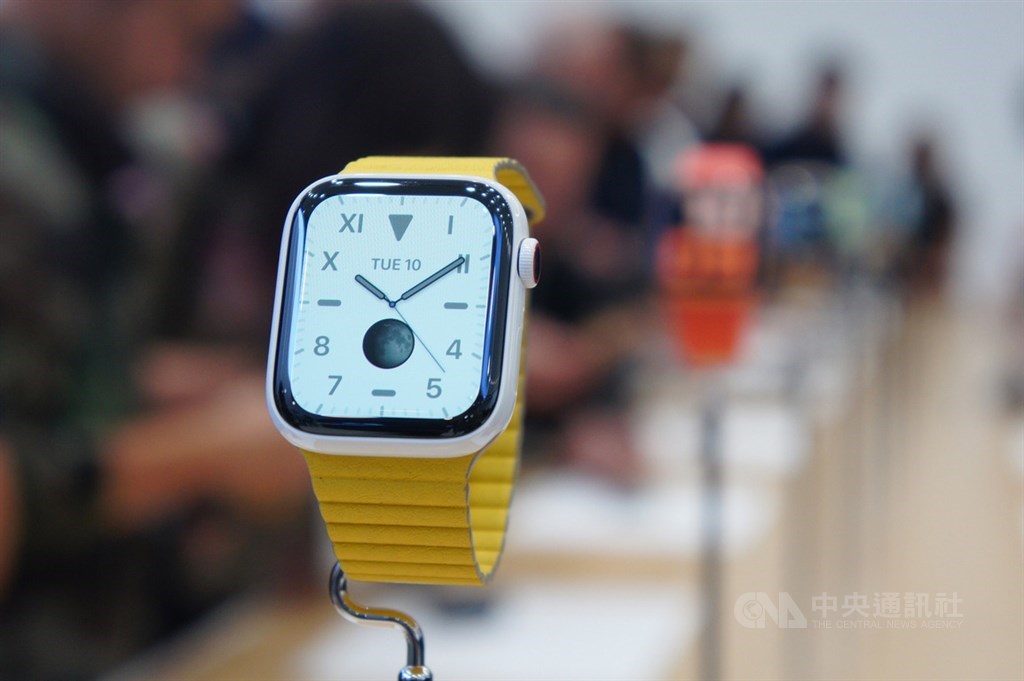 蘋果公司10日在美國總部Apple Park發表第5代Apple Watch智慧手錶,採用多種材質打造錶殼,包括100%再生鋁金屬及首度登場的鈦金屬。中央社記者吳家豪舊金山攝 108年9月11日