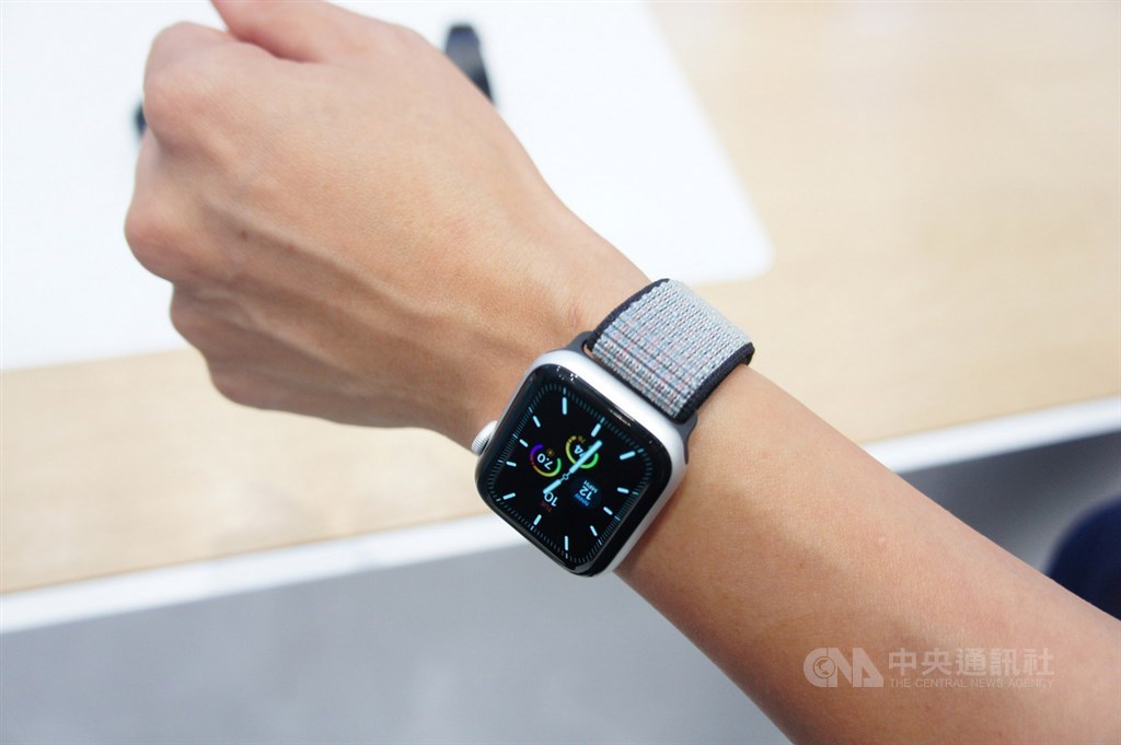 蘋果公司10日在美國總部Apple Park發表第5代Apple Watch智慧手錶,配備全新「Always-On Retina顯示器」,即使放下手腕,錶面也不會全黑,可以隨時查看時間與其他功能。中央社記者吳家豪舊金山攝 108年9月11日