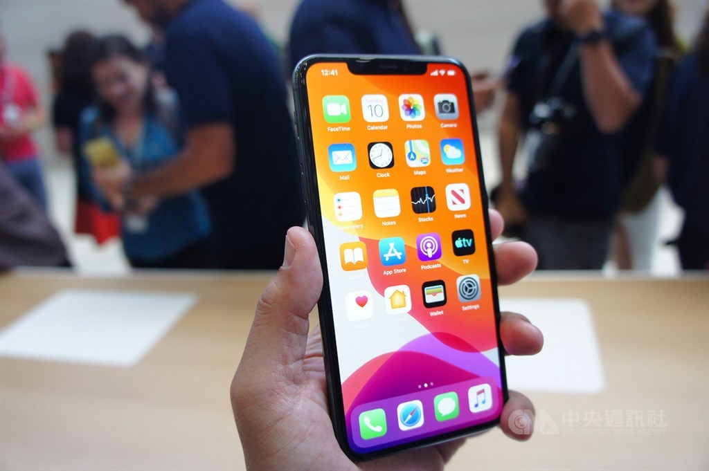 蘋果公司10日在美國總部Apple Park發表3款新iPhone,圖為體驗區展示的iPhone 11 Pro,配備OLED螢幕。中央社記者吳家豪舊金山攝 108年9月11日