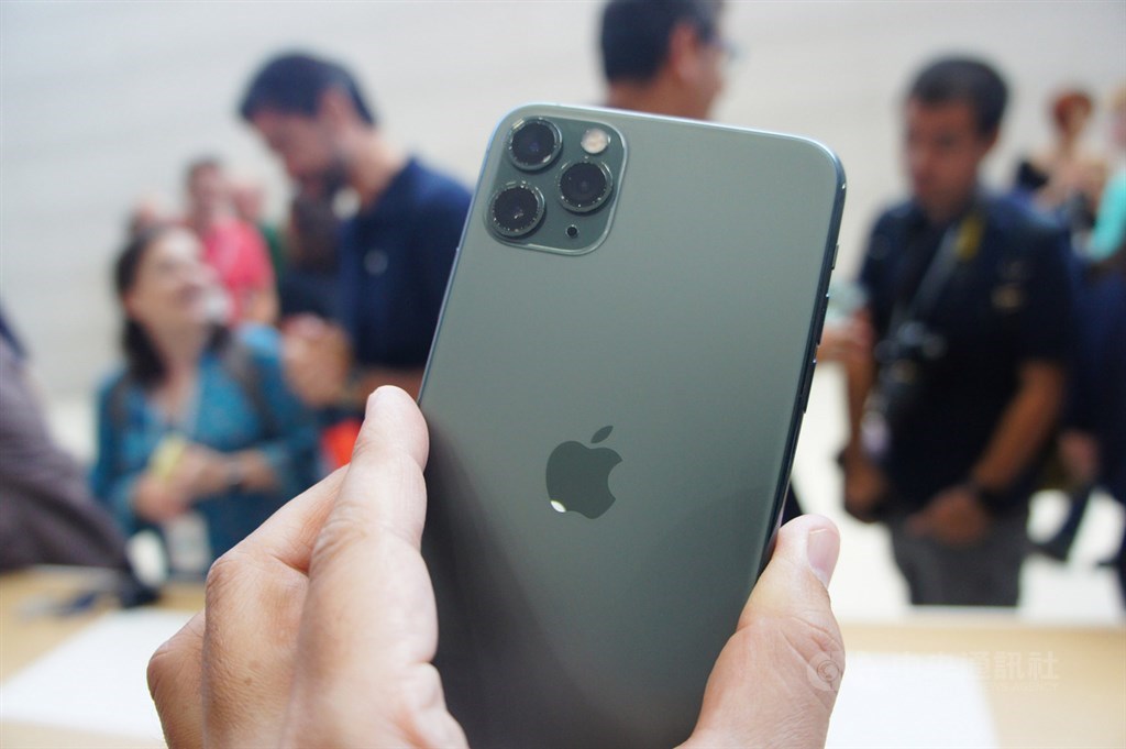 蘋果公司10日在美國總部Apple Park發表3款新iPhone,圖為配備3鏡頭的iPhone 11 Pro。中央社記者吳家豪舊金山攝 108年9月11日