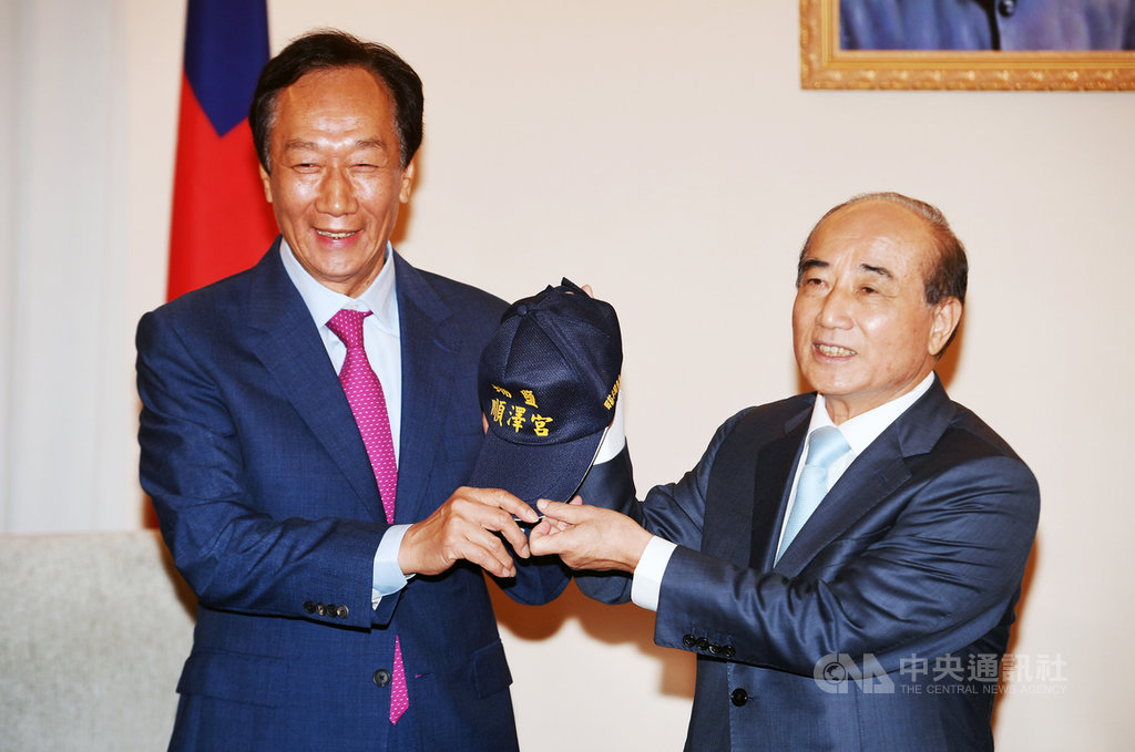 鴻海創辦人郭台銘(左)11日上午到立法院鎮江辦公室,拜會前立法院長王金平(右),王金平贈送郭台銘一頂彰化埔鹽順澤宮的「冠軍帽」。中央社記者施宗暉攝 108年9月11日