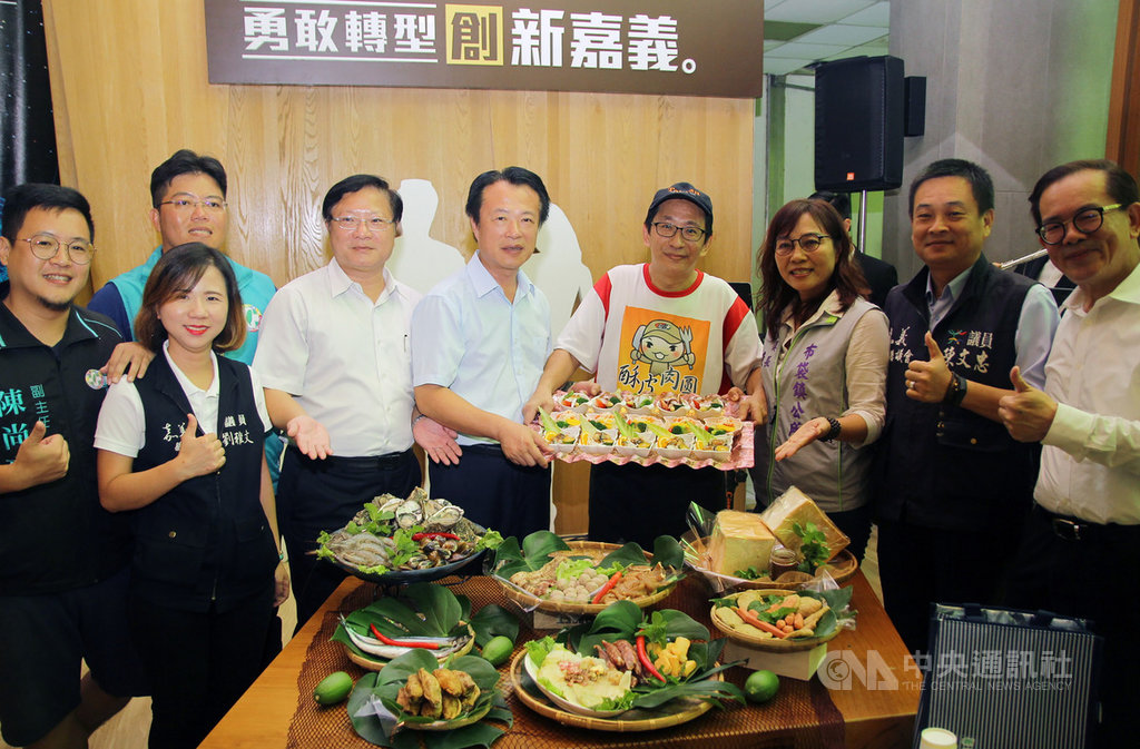 嘉義縣「布袋月之秋–月光燒烤音樂會」14日將在嘉義布袋高跟鞋教堂外盛大登場,縣長翁章梁(前左4)11日邀請民眾前來共襄盛舉。(嘉義縣政府提供)中央社記者葉子綱傳真 108年9月11日
