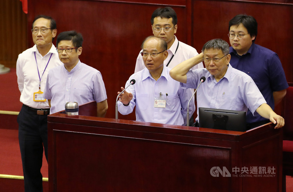 台北市長柯文哲(前右)11日赴議會進行施政報告並接受質詢,民進黨籍議員點名加入民眾黨的首長站上備詢台,並一一詢問如何嚴守分際,5名首長為秘書長張哲揚(前右2)、研考會主委余家哲(後右2)、產發局長林崇傑(左2)、交通局長陳學台(左)及觀傳局長劉奕霆(後右)。中央社記者張新偉攝 108年9月11日