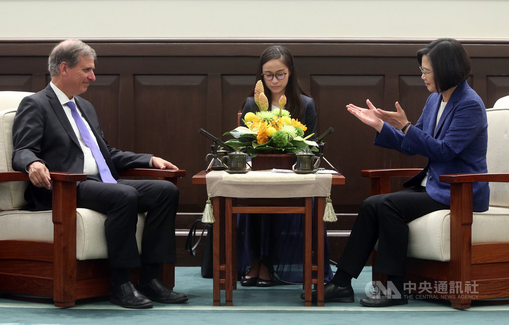總統蔡英文(右)11日在總統府接見美國國務院「民主、人權暨勞工局」副助卿巴斯比(Scott Busby)(左),蔡總統致詞時表示,期待透過「印太民主治理諮商對話」作為台美定期交流的平台,將台灣的民主治理經驗與成就分享給區域的夥伴,促進印太地區的良善治理。中央社記者鄭傑文攝 108年9月11日