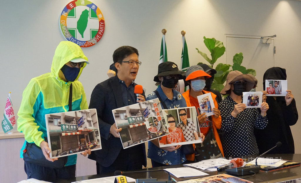 民進黨籍立委張廖萬堅(左2)11日在台中市議會民進黨團召開記者會,受害民眾組成自救會,10多名自救會員出席,除告訴社會大眾不要再遭詐騙外,也呼籲檢警加速偵辦速度。中央社記者趙麗妍攝 108年9月11日