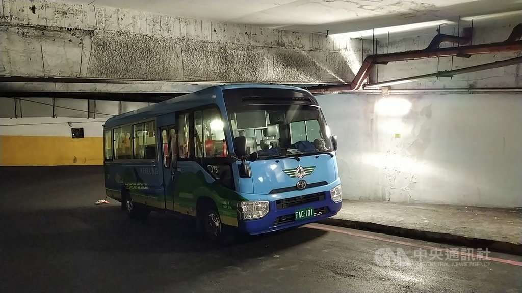 兩輛被包車的基隆市公車11日下午行經中山二路迴車塔時,疑因司機不熟路況,車頂卡住迴車塔下方梁柱動彈不得,公車處獲報先設法將車上乘客接走後,再將車輛輪胎洩氣,才讓車身順利脫困。(翻攝照片)中央社記者王朝鈺傳真 108年9月11日