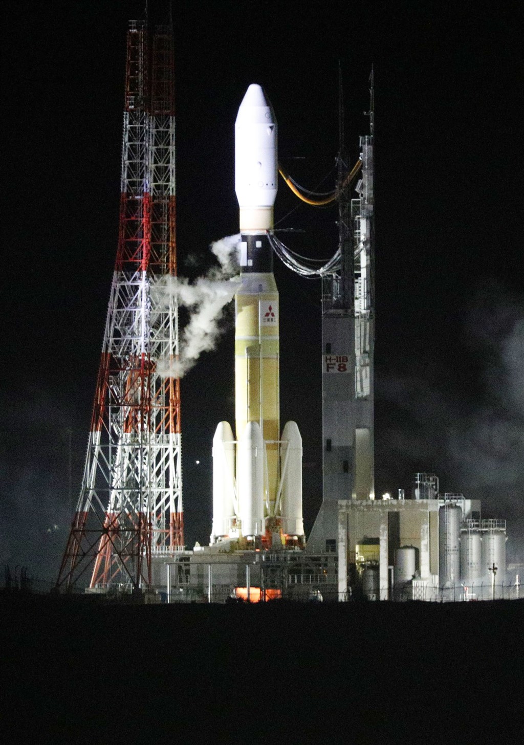 日本太空單位原定11日黎明前發射火箭運送補給到國際太空站,但因發射台附近起火,臨時取消任務。(共同社提供)