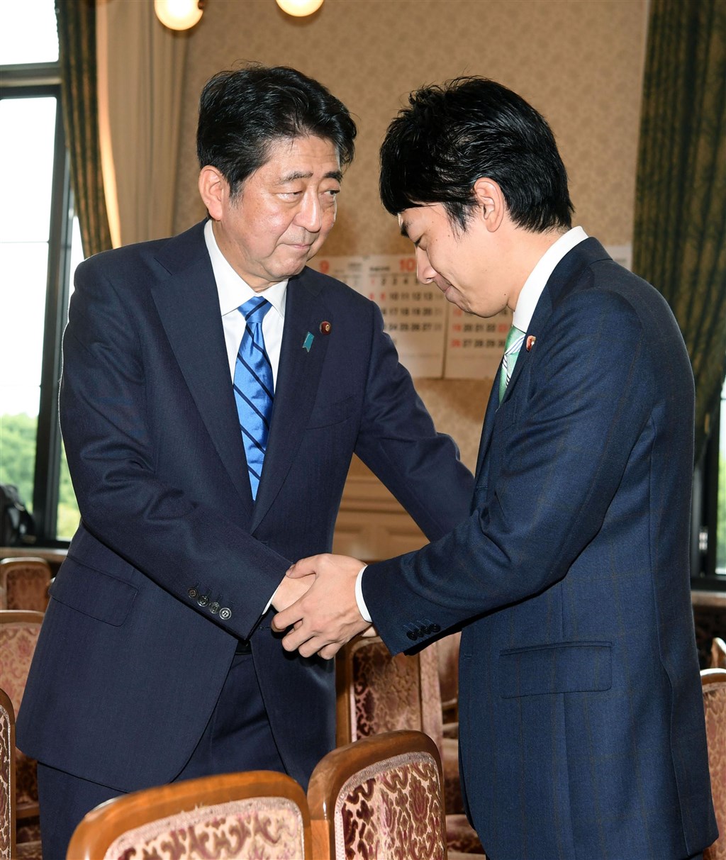 日本首相安倍晉三(左)11日內閣改組,媒體報導,前首相小泉純一郎的兒子小泉進次郎(右)將入閣擔任環境大臣。(共同社提供)