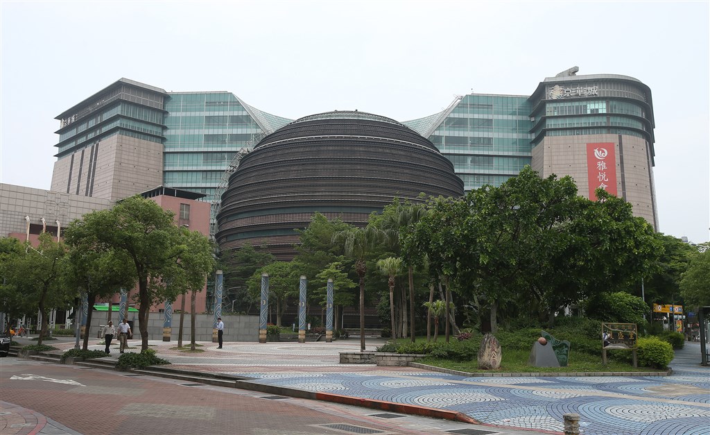 媒體報導,京華城百貨將在年底熄燈,不過京華城11日表示,要等9月25日開標結果,時程才會定案。(中央社檔案照片)