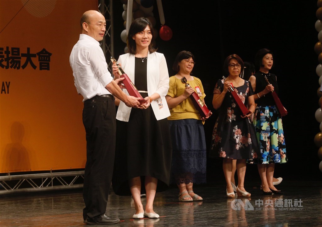 高雄市長韓國瑜(左)11日出席108年度資深暨特殊優良教師表揚大會,獲頒特殊優良教育人員的高雄市立前金幼兒園長鄭淑蓮(左2)迴避與韓國瑜握手,她透過教育局聲明指出「本意非如此,相關報導不要再製造對立」。中央社記者董俊志攝 108年9月11日
