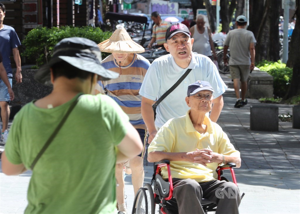 內政部11日公布「107年簡易生命表」,國人平均壽命為80.7歲,其中男性77.5歲、女性84歲,雙雙創歷年新高,也都高於全球平均水準。中央社記者張皓安攝 108年9月11日