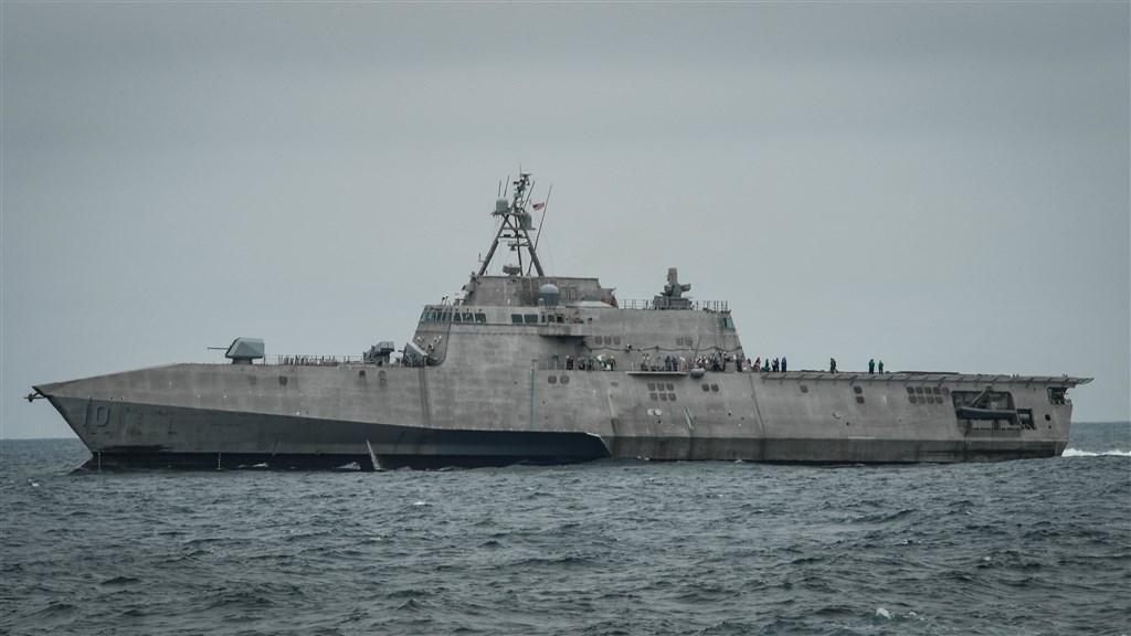 美國海軍近日在印太地區部署「吉佛茲號」近岸戰鬥艦(圖),艦上配有新型「海軍打擊飛彈」和協助偵察瞄準的無人直升機。(圖取自美國海軍網頁www.navy.mil)