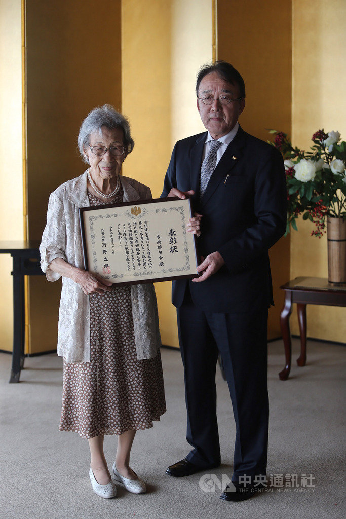日本台灣交流協會11日在台北舉辦2019外務大臣表彰儀式,由日本駐台代表沼田幹夫(右)頒贈表彰狀給民間團體「台北俳句會」。中央社記者徐肇昌攝 108年9月11日