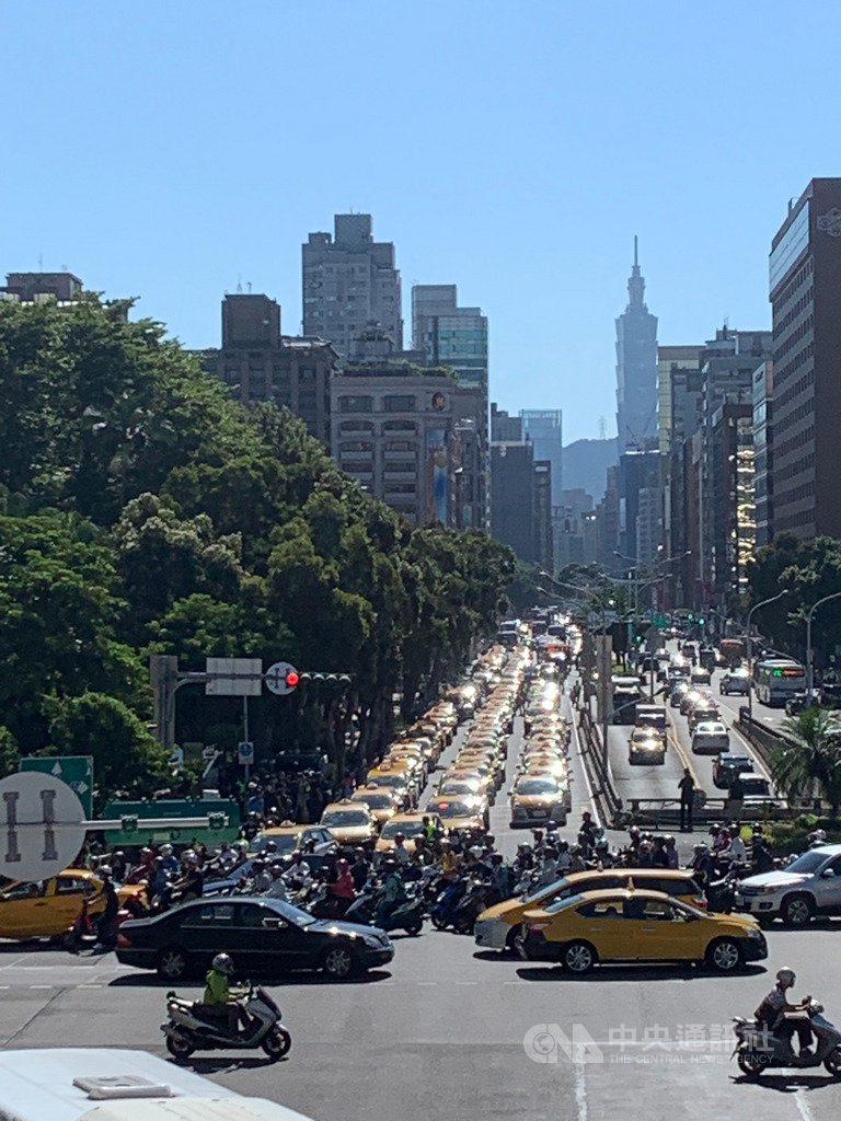約3000輛計程車11日以慢駛方式,接續包圍行政院,呼籲政府取締Uber違法營業,不能放水。(台灣計程車產業發展聯盟提供)中央社記者汪淑芬傳真 108年9月11日