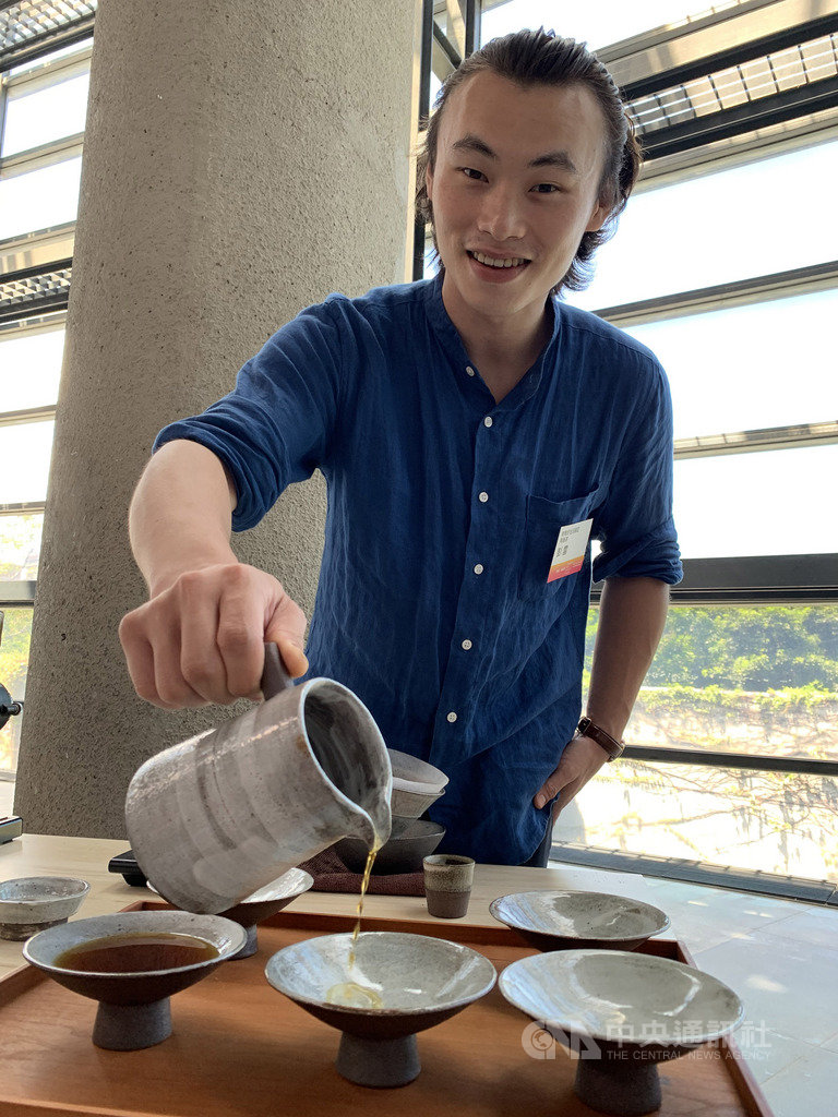 新北市鶯歌陶瓷博物館11日頒發2019陶瓷新品獎,30歲陶藝家彭雲以「白粉引手沖咖啡壺」拿下日用類新品獎及市場潛力獎,為本屆新品獎的雙料贏家。中央社記者葉臻攝 108年9月11日