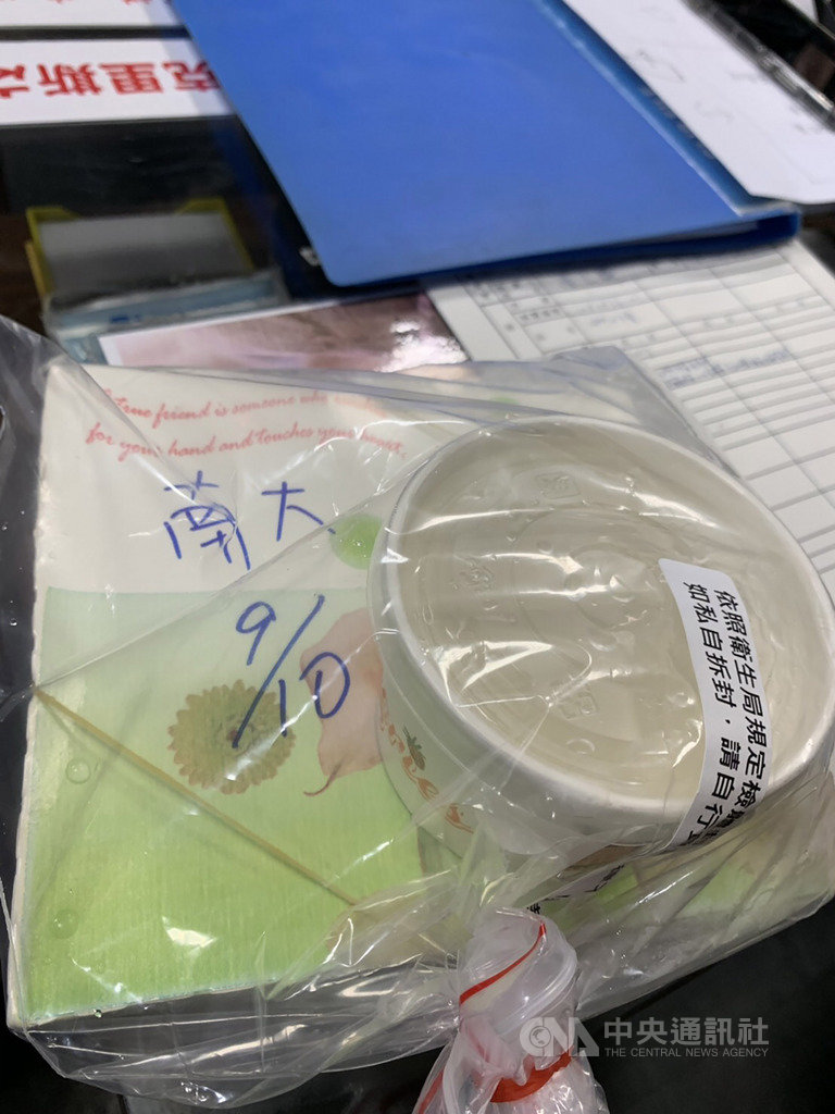 國立台南大學附屬高級中學驚傳學生疑似集體食物中毒,315名師生10日食用團膳供應商桶餐,晚間起陸續傳出不舒服,至11日中午已有121人感到不適,衛生局獲報後前往採樣送檢。(台南市衛生局提供)中央社記者張榮祥台南傳真 108年9月11日