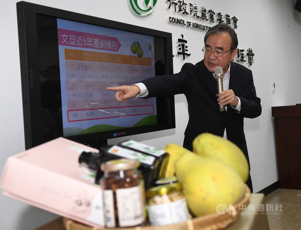 農糧署長胡忠一(圖)12日在農委會邀集柚農及農會代表等,舉行「文旦之亂再起 農民唾棄政客造謠」記者會,嚴正駁斥傳言,並表示擔心柚價受影響而下跌,造成農民損失。中央社記者施宗暉攝 108年9月12日