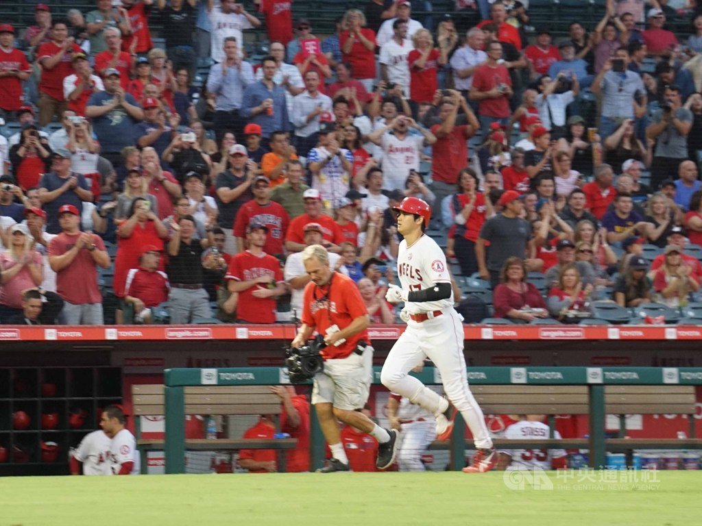 日籍球星大谷翔平11日在洛杉磯天使主場敲出全壘打,獲得全場觀眾起立鼓掌。中央社記者林宏翰洛杉磯攝 108年9月12日