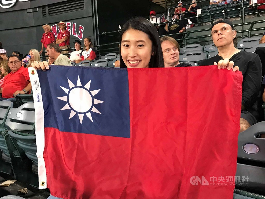 台灣留學生吳婉君(圖)是日籍球星大谷翔平的死忠球迷,主場比賽必到,11日得知台灣好手張育成來訪,特地準備國旗表達支持同胞。中央社記者林宏翰洛杉磯攝 108年9月12日