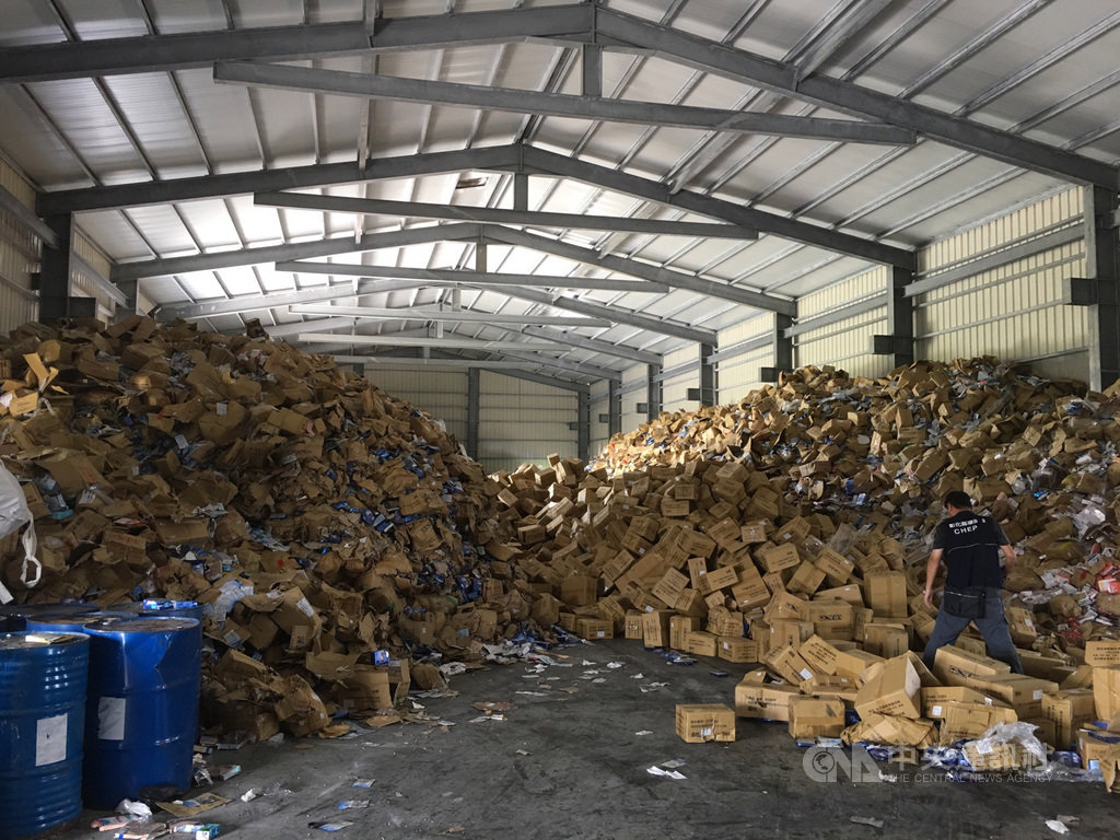 彰化一家環保公司應依合約銷毀藥粧公司的不良面膜,卻私下運回倉庫(圖),部分轉送民眾,其中多人索取轉售涉及不法。(檢方提供)中央社記者蕭博陽彰化縣傳真 108年9月12日