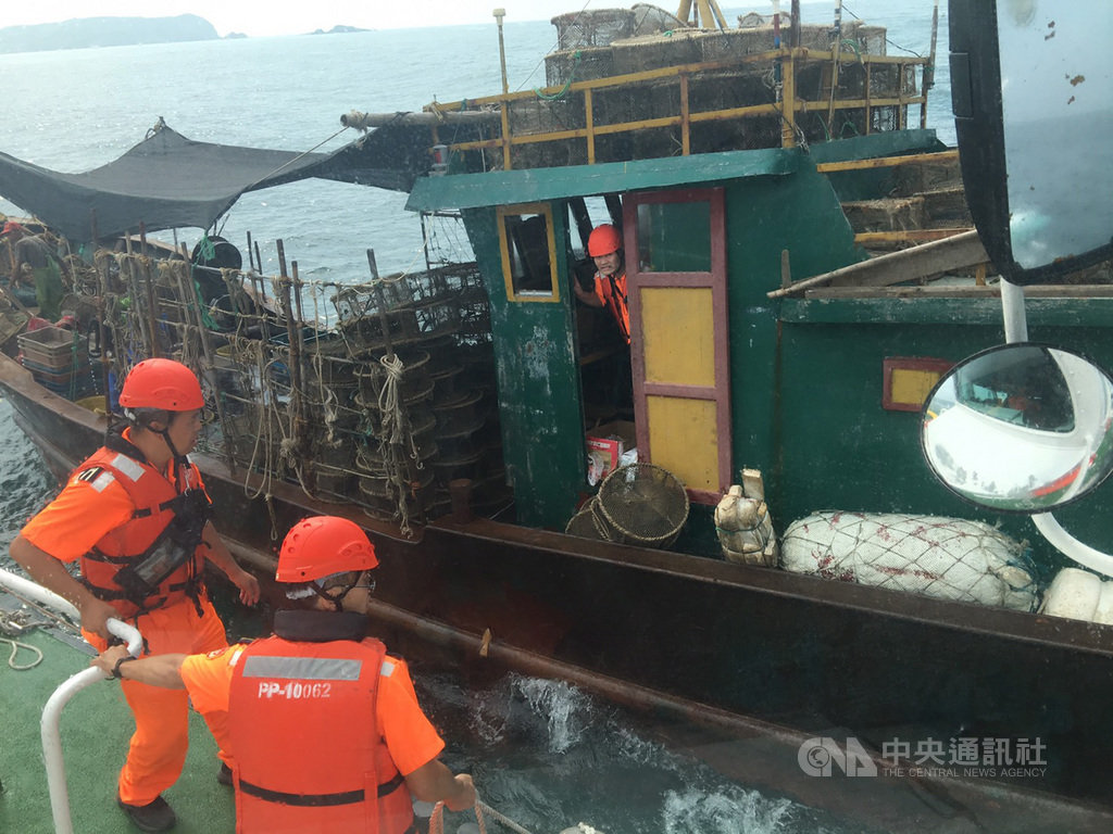 海巡署艦隊分署第十(馬祖)海巡隊帶案查扣大陸漁船,大陸漁船非法越界捕魚且拒停船受檢,違規事證明確,裁罰新台幣30萬後驅離出境。(馬祖海巡隊提供)中央社 108年9月12日