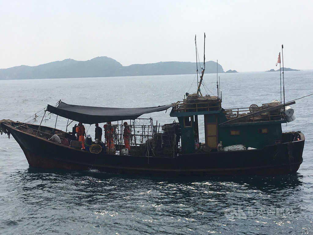 馬祖海巡隊執行「護永專案」及「海洋保育執法擴大掃蕩專案」,查扣非法大陸漁船,裁罰新台幣30萬後驅離出境。(馬祖海巡隊提供)中央社 108年9月12日