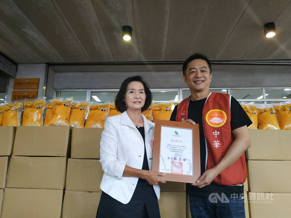 由演員陳昭榮(右)發起成立的社團法人中華心蓮心公益協會12日捐出2萬公斤白米給宜蘭弱勢家戶及團體,宜蘭縣長林姿妙(左)頒發感謝狀,感謝協會長年愛心付出。(宜蘭縣政府提供)中央社記者沈如峰宜蘭縣傳真 108年9月12日