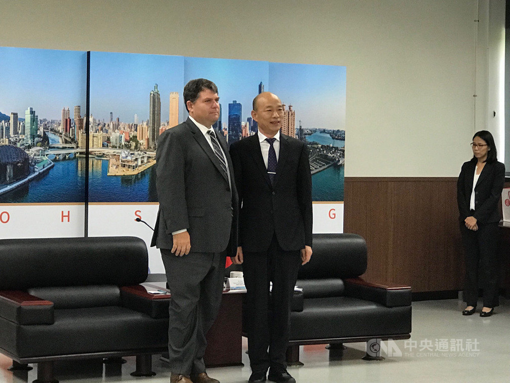 美國智庫傳統基金會副會長史賓塞(Jack Spencer)(前左)一行人12日拜會高雄市長韓國瑜(前右),雙方就政治、國安及經濟等議題進行交流。中央社記者王淑芬攝 108年9月12日