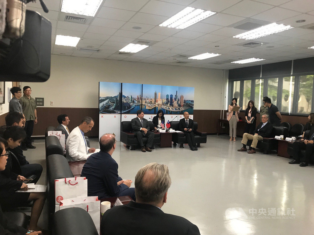 高雄市長韓國瑜(坐者中右)12日接見美國智庫傳統基金會副會長史賓塞(Jack Spencer)(坐者中左)一行人,雙方就各項議題進行交流,史賓塞說,除想了解台灣政治、國安及經濟議題外,也盼享受高雄小吃。中央社記者王淑芬攝 108年9月12日
