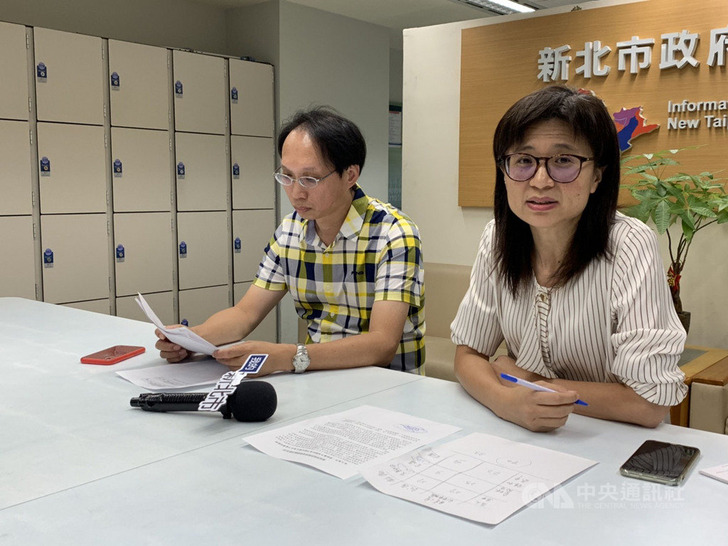 新北市政府接獲通報,有3間學校傳出疑似食物中毒事件,共72人感到不適、33人就醫,新北市教育局副局長黃靜怡(右)表示,2業者已依規定暫停對新北市內共54所學校供餐。中央社記者葉臻攝 108年9月12日
