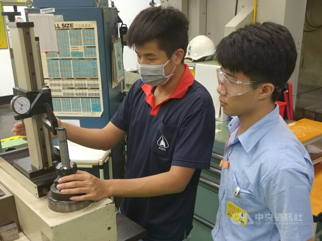 高雄市岡山農工106學年度起與漢翔航空公司合作「航太精密機械就業導向課程專班」,實習時有生活津貼和獎助學金可領,畢業後留用率更達100%。(教育部提供)中央社記者陳至中台北傳真 108年9月12日