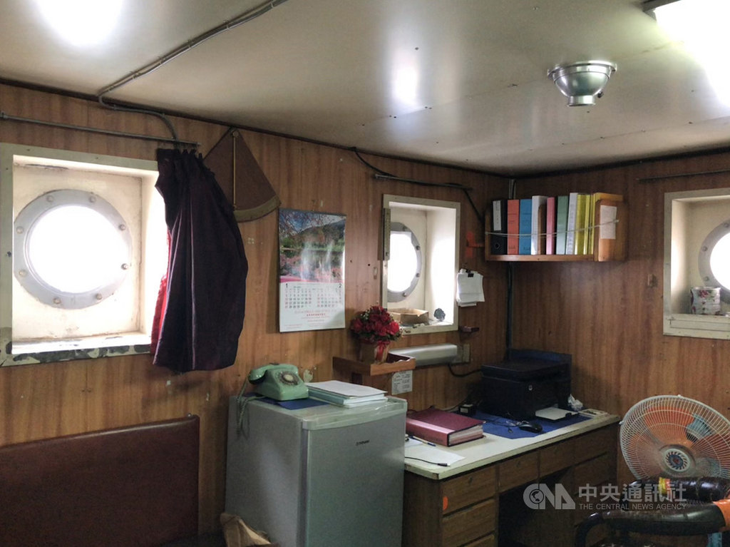 邱姓男子等6人涉經營「海上加油站」,以油輪「北斗星號」作為海上加油船,透過引介過駁柴油給不詳買主牟利。台中地檢署指出,北斗星號為以原船籍國多米尼克判定欠缺適航性的老舊油輪,在公海經營海上加油站,長期航泊於公海與台灣港口間,除有船員安全疑慮外,並造成海洋污染之虞。(台中地檢署提供)中央社記者蘇木春傳真 108年9月12日