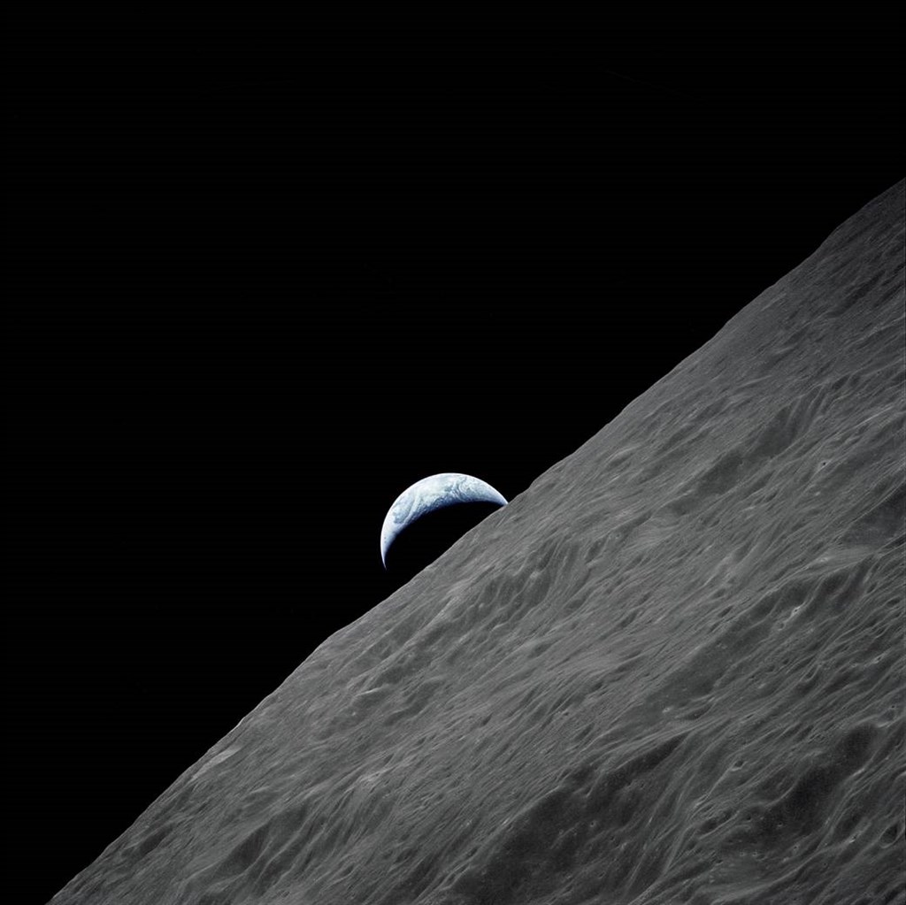 科學家11日透露,他們首度在溫度與地球類似、代號K2-18b的系外行星大氣中發現水分存在。圖為阿波羅17號太空船拍攝地球影像。(圖取自NASA網頁nasa.gov)