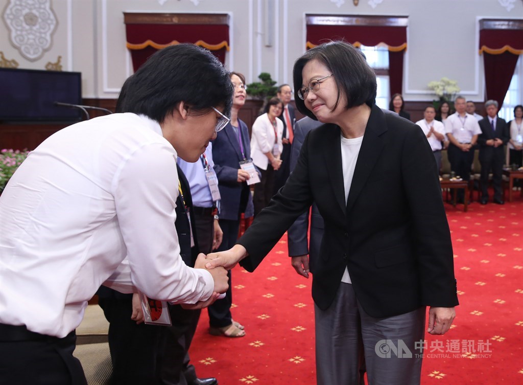 總統蔡英文(前右)9日上午在總統府接見社會工作專業人員,與訪賓握手致意。中央社記者鄭傑文攝 108年9月9日