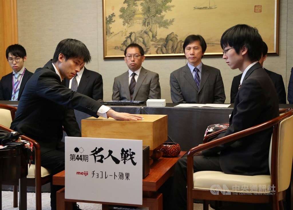 日本圍棋名人賽10日開始一連兩天在台北舉行,台灣旅日棋士張栩(前左)接受日本小將芝野虎丸(前右)的挑戰,捍衛名人頭銜。中央社記者張皓安攝 109年9月10日
