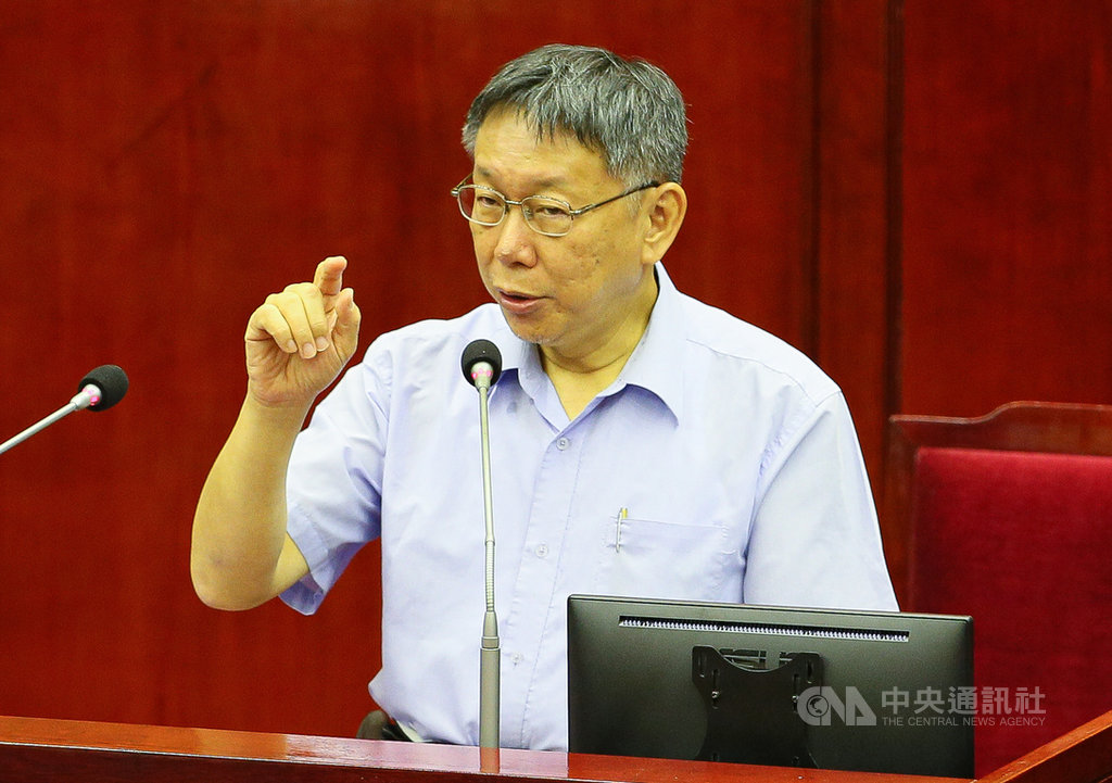鴻海創辦人郭台銘宣布即日起退出國民黨,台北市長柯文哲(圖)12日受訪表示,以台灣長遠歷史來看,希望有個機會能脫離藍綠泥淖。中央社記者謝佳璋攝 108年9月12日