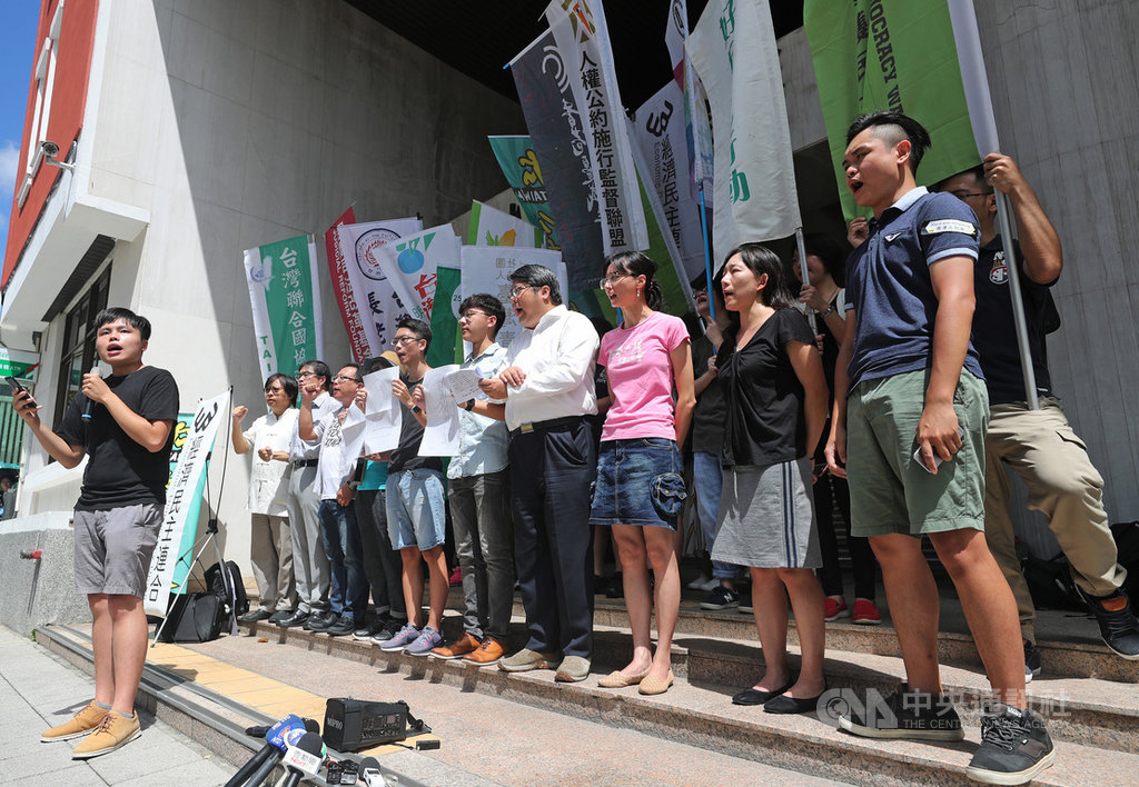 台灣青年、學生、公民團體與在台港人,29日將在台北舉辦「929 台港大遊行—撐港反極權」行動,發起團體12日在立法院外舉行記者會,邀請台灣和香港人一起站出來,共同守護人權、自由、民主價值。中央社記者裴禛攝 108年9月12日