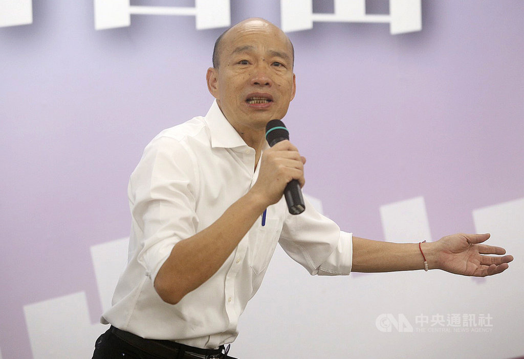 國民黨籍總統參選人韓國瑜(圖)12日直播談外交政策,他表示將推動「裡子外交三部曲」,未來外交部在世界各國的大使,必須成為台灣所有產業、產品的頭號推銷員,開拓世界市場。中央社記者董俊志攝 108年9月12日